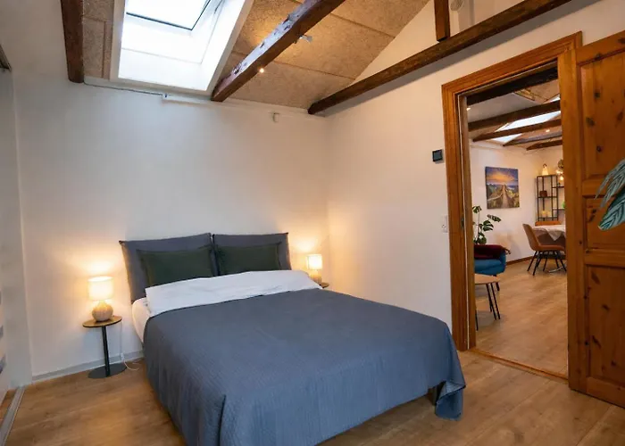Skylight Lodge - Private Terrace, Free Parking & Walk To City